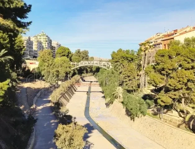 Den grønne elveparken som går gjennom Elche sentrum
